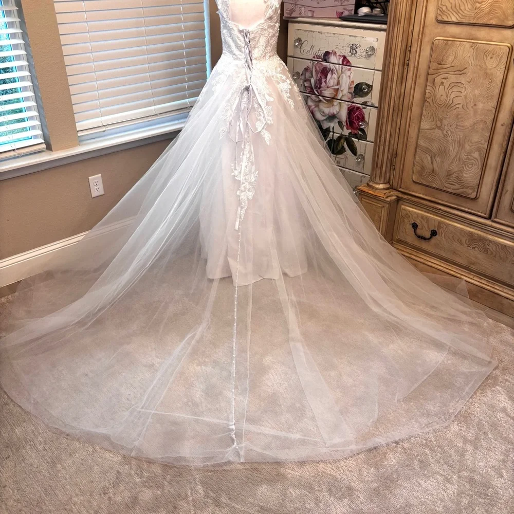 NEW White Wedding Dress, Wedding Dress with Train, Dress with Appliqués, Size LG - Picture 9 of 15